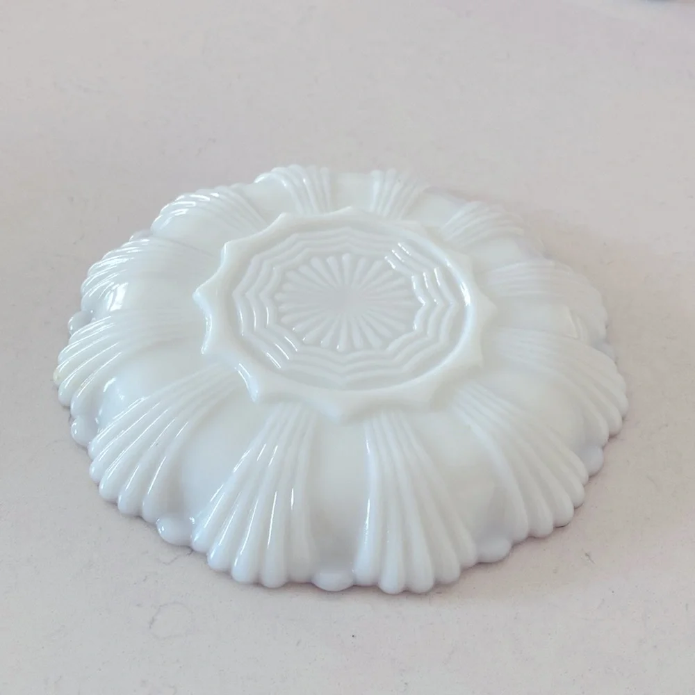 Elegant White and Gold Scalloped Bowl‎